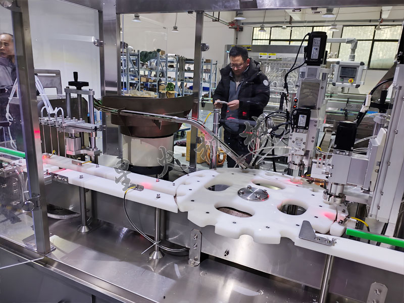 南京医药试剂灌装旋盖一体机实拍展示